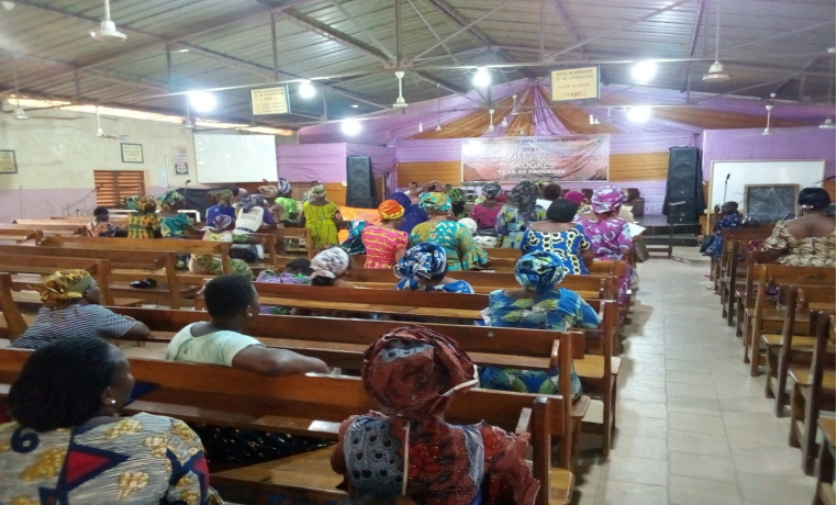 Distribution des dons en présences des veuves à l’Eglise Evangélique les Assemblées de Dieu (Maranatha)