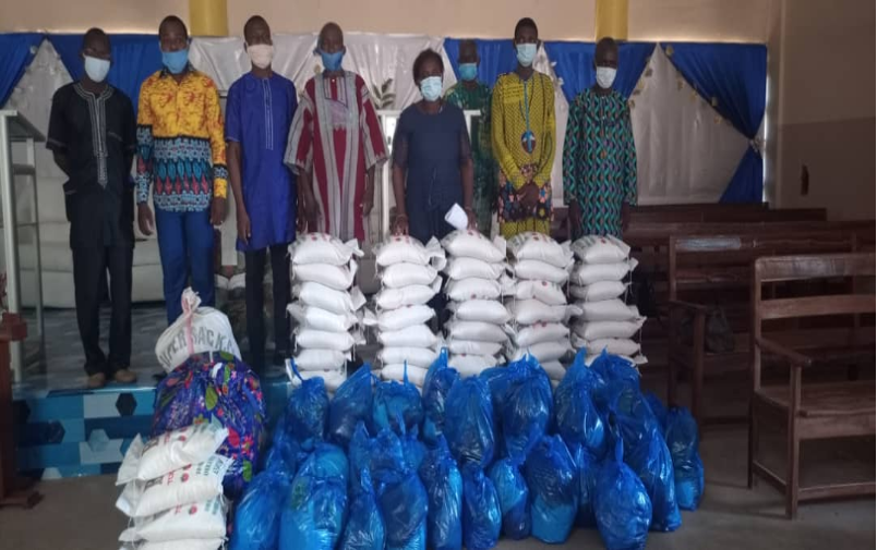 Distribution des vivres à l’Eglise Evangélique les Assemblées de Dieu (Natitingou)