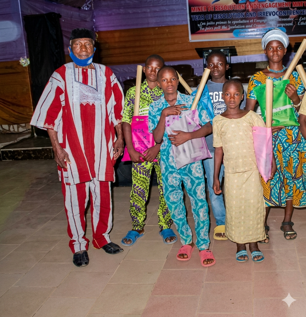 Distribution des fournitures scolaires aux orphelins à l’Eglise Evangélique les Assemblées de Dieu (Kobrikonto)